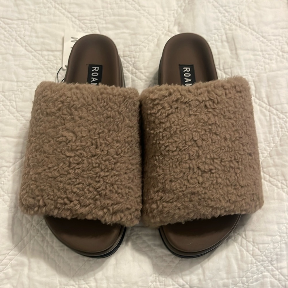 ROAM Tan beige khaki Fuzzy platform neutral slides / Sandals US 9 / 10